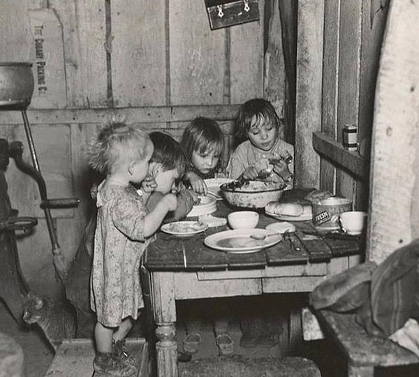 16. Büyük Buhran sırasında lahana, patates ve turta menüsüyle akşam yemeği yiyen çocuklar - 1936: