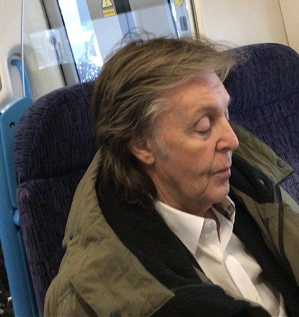 McCartney dünya müziğine yön vererek şan ve şöhret kazanmasına rağmen İngiltere'de oldukça mütevazı bir hayat yaşamaya devam ediyor, hatta kendisi sık sık metroda yolculuk yaparken görülüyor. 😂