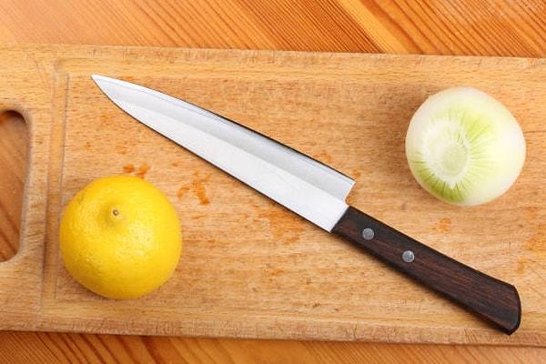 Soğan kesmeden önce üzerine limon sıkın.