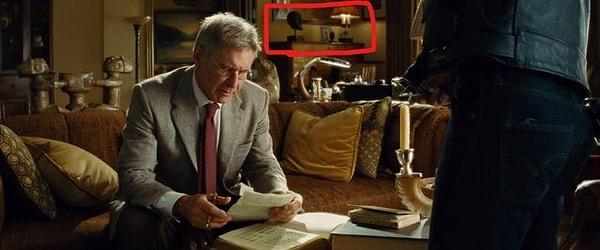 3. Indiana Jones and the Kingdom of the Crystal Skull (2008) filmindeki oturma odasında Doom Tapınağı'ndaki Willie Scott'ın büstü var.