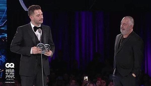 2. GQ Ödülleri'nde arkadaşı Uraz Kaygılaroğlu'nun konuşmasına gülerek tepki toplayan Cem Yılmaz, konu hakkında Twitter'dan gönderme yaptı.