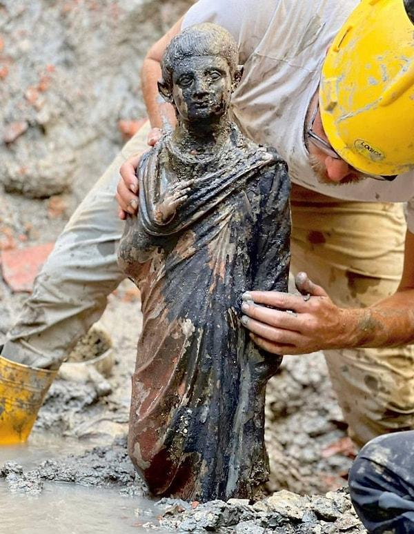 1. İtalya'da 2300 yıllık 24 adet gösterişli bronz heykel bulundu.