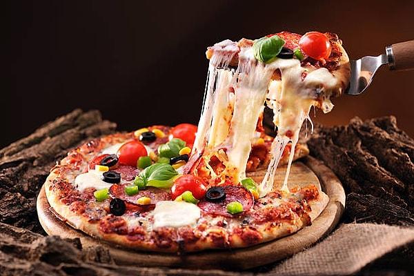 Antropolog ve pizza uzmanı Marino Niola ise suyu unla karıştırıp pişirmekten daha basit bir şey olmadığı gerçeğine dikkat çekti. Çünkü bu pek çok antik kültürde zaten olan bir tarifti.