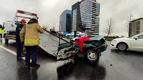 Araç sürücüsü ve yanındaki kişi ağır yaralı şekilde ambulansla hastaneye kaldırıldı.