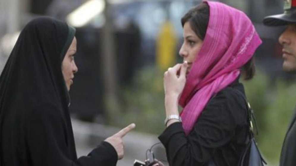 İran'da Zafer Göstericilerin! Ahlak Polisi Lağvedildi