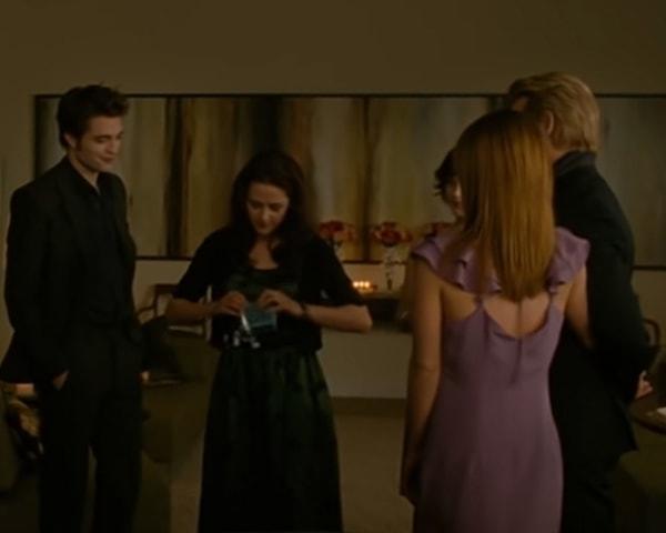 7. Cullen'lar Bella'ya annesini görmeye gitmesi için uçak bileti hediye etti.