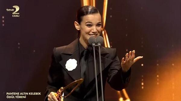 Kanal D'de yayınlanan Yargı dizisiyle En İyi Kadın Oyuncu ödülünü alan Pınar Deniz, yaptığı konuşmada oyunculuğa başlama hikayesini anlattı.