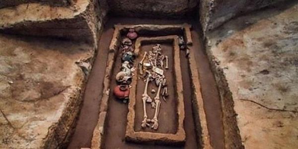 5. Çin’de boyları iki metreye yakın olduğu ve savaşçı oldukları tahmin edilen kişilerin keşfedilen 5 bin yıllık mezarı.