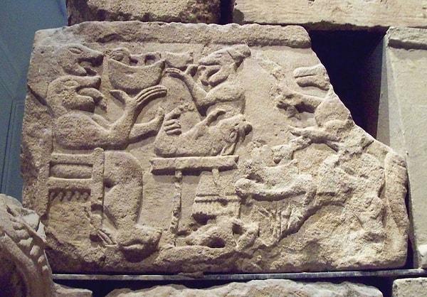 6. Antik Kartaca kentlerindeki çocuk mezarlıklarında gömülü çocuk ve bebeklerin tümünün tanrılara kurban edilmesi...