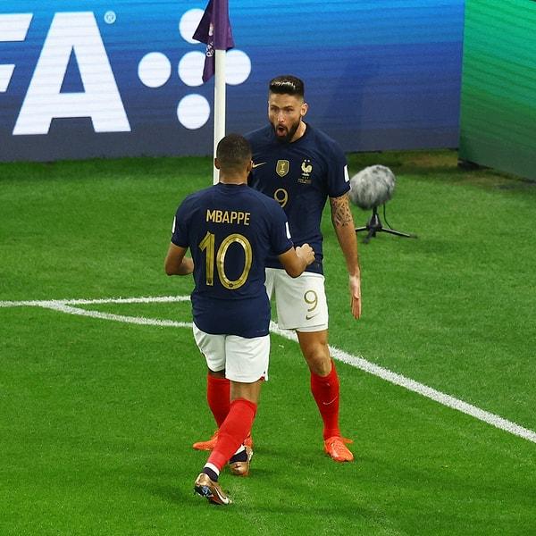Polonya karşısında maça favori çıkan Fransa, ilk yarının sonlarına doğru Olivier Giroud ile 1-0 öne geçti.