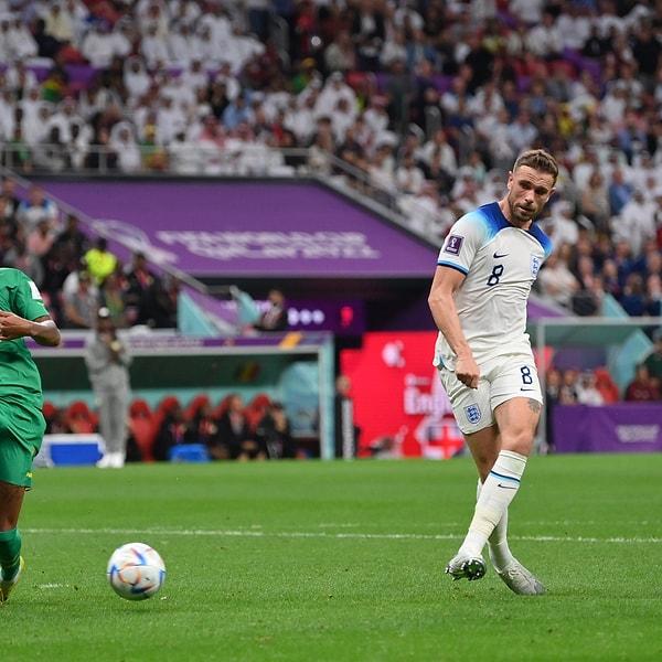 Günün diğer karşılaşmasında İngiltere ile Senegal, çeyrek finale yükselmek için mücadele etti. İlk yarıda İngiltere'nin kaleyi bulan ilk şutu Jordan Henderson'dan geldi ve gol oldu.