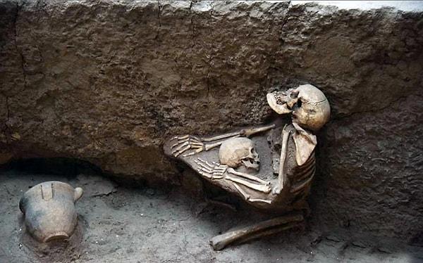 1. Çin'in Pompeii'si olarak anılan depremde 4 bin yıllık anne ve çocuk iskeleti.