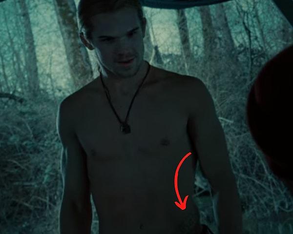 4. Vampirlerin vücudunda dövme de dahil hiçbir iz olmaması gerekirken James'in dövmesi vardı.