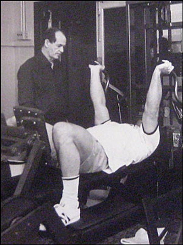 Jones'un bu yöntemi o dönemde vücut geliştiriciler tarafından kullanılan yüksek hacimli egzersiz programlarıyla taban tabana zıttı. Diğer fitness koçları birden fazla seans ve setle çalışırken Jones'un yöntemi tek ama yoğun setten oluşuyordu.