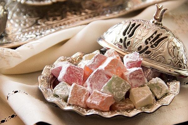 Türk lokumu Osmanlı döneminde saray mutfağının vazgeçilmez bir parçasıydı ve dünyaca da ünlü olan bu lezzetin tarihi aslında çok daha eskilere dayanıyor. Lokum, M.Ö. 226-652 yılları arasında İran topraklarını yöneten Sasanilerin en sevdiği tatlı olan "abhisa"dır.