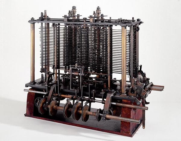 Örneğin Fark Makinesi No. 1 polinom çözebiliyordu ancak tasarım, toplam ağırlığı yaklaşık 15 ton olan 25 bin ayrı parça gerektiriyordu.