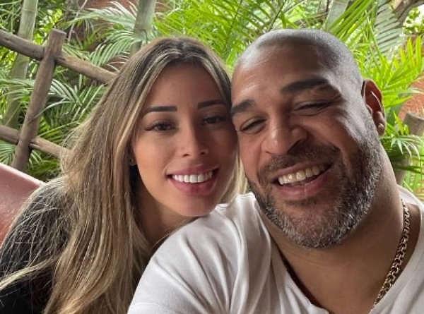 Kısa bir süre önce Instagram'da yaptıkları açıklamayla evlendiklerini duyuran Micaela Mesquita-Adriano çifti şok bir kararla boşandı.