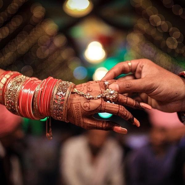 Hindistan'da yapılan bir düğün tüm dünyayı şaşırttı ve tepki topladı.