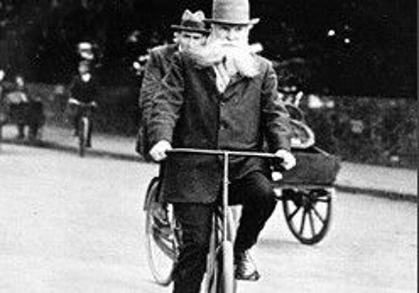 Çok geçmeden Dunlop Lastik Şirketi olarak bisiklet lastiklerini üretmeye başladı.