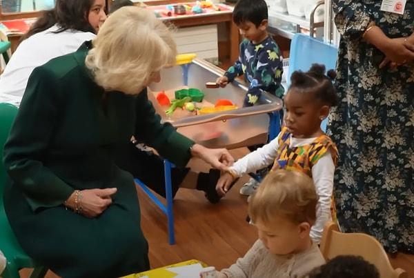 Camilla'nın ziyareti esnasında küçük bir çocuğun kolundan tuttuğu görüntüler, sosyal medyada hızla yayılmaya başladı.