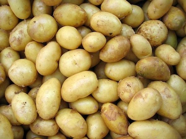 Patateslerin tazeliklerini koruması için karanlık ve soğuk bir ortam gereklidir. Yanlarına çürümelerini engelleyen fitokitlerden salgılayan üvez yapraklarından koyarsanız patatesleriniz daha uzun bir süre dayanır.