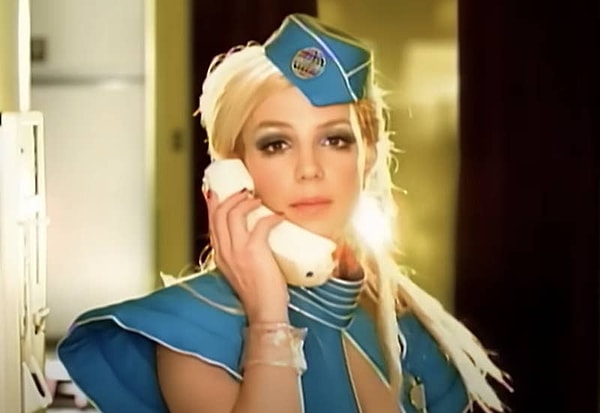 В клипе Бритни разговаривает с ведущим британского чат-шоу Джонатаном Россом, который спрашивает ее о ее культовом образе - костюме, покрытом бриллиантами - в музыкальном клипе “Toxic”, который был выпущен в 2004 году.