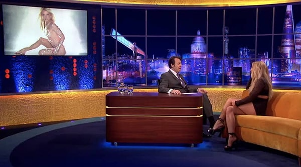 Джонатан не может скрыть своего шока, отвечая: “Вау, они были приклеены к твоему телу? Или на боди?”