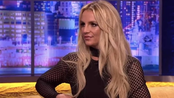 ”Приклеены к моему телу“, - отвечает Бритни, на что Джонатан снова уточняет: "На кожу?”