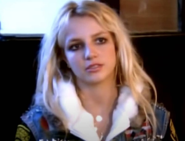 Описывая свой образ, Бритни говорит в камеру: “Все мое тело усыпано драгоценностями, под ними на самом деле ничего нет. Только косметика и драгоценности.”