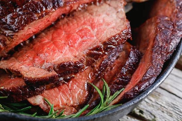 Eti ızgaraya alarak her iki tarafını da mühürleyin. Böylece etin suyu içinde kalacaktır. Etin suyu dışarı akarsa et kuru ve lezzetsiz olur.