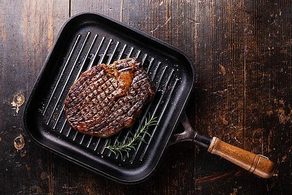 Döküm tavada pişireceğiniz etin içerisine asla yağ eklemeyin. Et tavaya yapışsa da piştikten sonra et kolaylıkla tavadan ayrılacaktır.