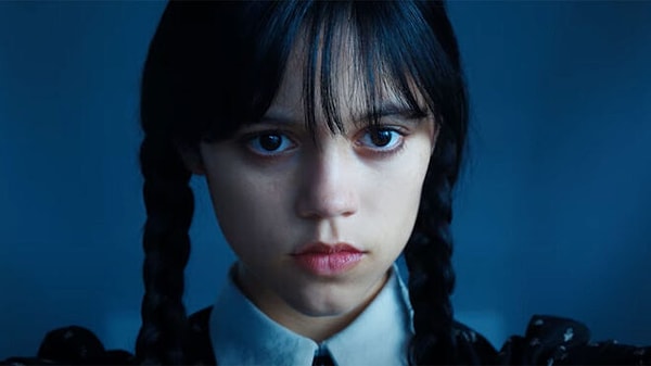 3. Jenna Ortega, dizinin yaratıcıları Miles Millar ve Alfred Gough ve Tim Burton ile Zoom üzerinden görüştükleri esnada sahte kan ile kaplıymış...