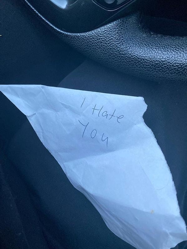 10. Bir kullanıcı ofisinden çıkarken arabasında "Senden nefret ediyorum" yazılı bir not bulmuş!