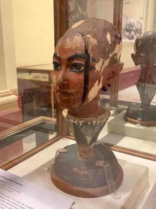 12. Bir nilüfer çiçeğinden çıkan bir çocuk olarak tasvir edilen Tutankhamun heykeli