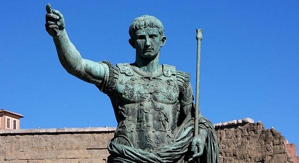 Kısa sürede Roma'nın yeni hükümdarı haline gelen Augustus ise Antonius'un bir Romalı değil, Mısırlı olduğunu ve de Roma kültürüne ihanet ettiğini düşünüyordu.