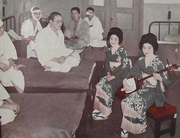 Savaş bittiğinde seks işçileri kendilerini Japonya'yı işgal eden ABD'li askerlere "geyşa" olarak tanıtmaya başladı.