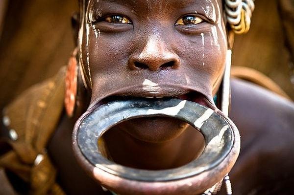 2. Etiyopya'da yaşayan Mursi kabilesi kadınları hakkında güzellik deyince akla dudaklarında bulunan tabak ve plakalar geliyor!