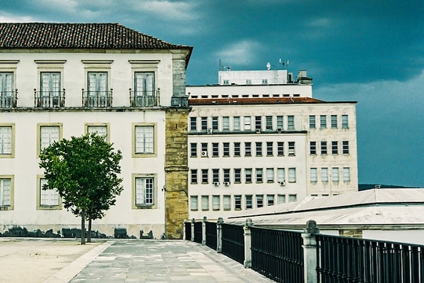 Portekiz'in Coimbra şehrinde ortaya çıkan 'Repúblicas' yani 'cumhuriyet' alanlarının tarihi 14. yüzyıla dayanan bir geleneğin ürettiği yaşam ve şenlik alanlarıdır.