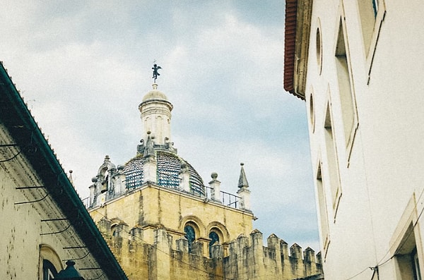 'Repúblicas' evlerinin üyeleri, Coimbra'daki öğrencilerden oluşuyor. Evde yaşayan kişilerin isimleri repúblicos'tur; aynı topluluğun bir parçası olan, evde bir odası olmayan ancak diğer üyelerle yemek ve diğer etkinlikleri paylaşan ve 'commençais' olarak adlandırılan başka öğrenciler de vardır.