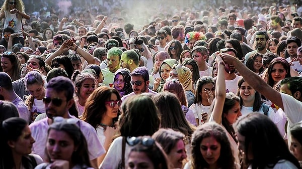 "Çalışmak istediğiniz kurumlara yönelik başvurunuzu yaparken önceliğiniz nedir?" sorusunu ise katılımcıların yüzde 38'i "maaş", yüzde 21'i "pozisyon", yüzde 13'ü "yan haklar", yüzde 11'i "eğitim ve gelişim olanakları", yüzde 8'i "şirketin markası" diye cevapladı.