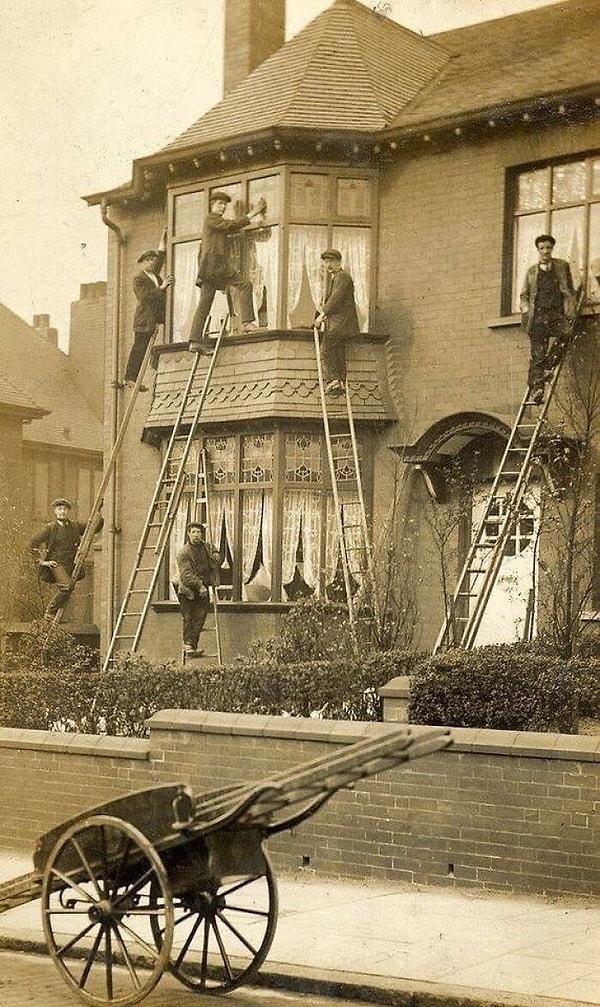 14. Даже мойщики окон носили костюмы 100 лет назад