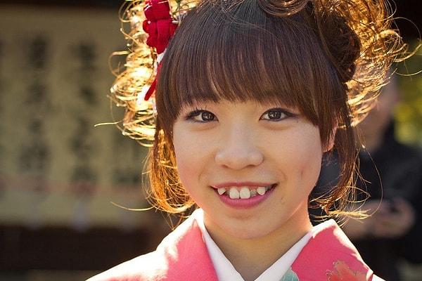 10. Japonlar, kadınların eğri dişleri olmasını çekici ve güzel buluyorlar!