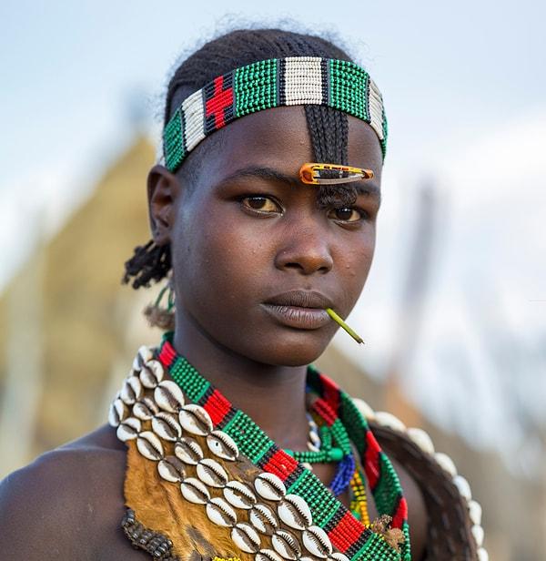 12. Etiyopya'nın Omo Vadisi'nde yaşayan kabileler, modern aksesuarlarla tanıştıktan sonra bazı ilginç kombinler yapmaya başlamışlar!