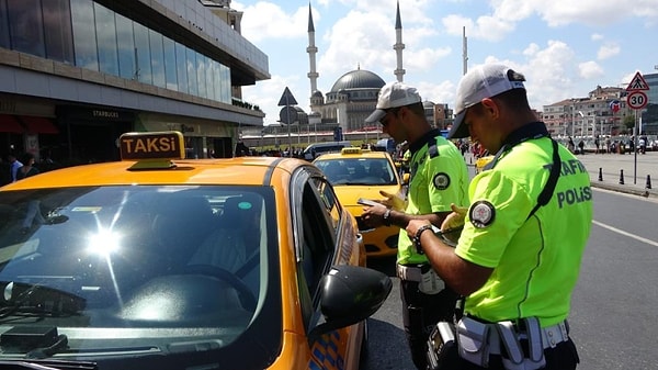 Aksu ayrıca taksicilik mesleğine karşı sosyal medya paylaşımlarıyla algı operasyonu yapıldığını iddia etti.