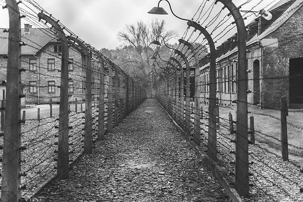 Mahkumlara uyguladığı işkenceler sebebiyle gardiyanlar kendisine "Buchenwald cadısı" lakabını vermişler.