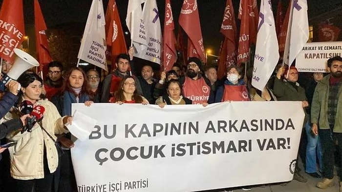 Hiranur Vakfı Önünde 'İstismar' Protestosu: 'Bu Kapının Arkasında Çocuk İstismarı Var'