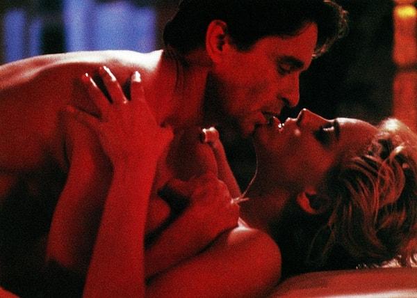 Temel İçgüdü filminde, seks sahnelerinin hiçbirinde vücut dublörleri kullanılmadı. Ayrıca Michael Douglas ve Sharon Stone, AIDS salgını nedeniyle seks sahneleri sırasında genital ped takmak zorunda kaldı.