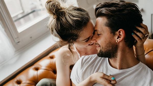 Dr. Gottman'a göre, öpüşme çiftler arasında bağlantı kurmaya yardımcı olur ve aralarındaki sevgiyi arttırır.