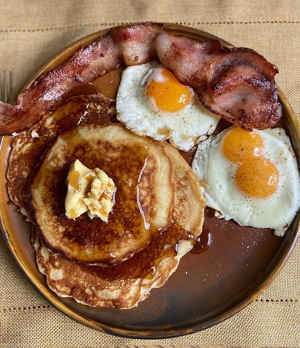 4. Kanada'da kahvaltı yumurta, domuz pastırması ve akçaağaç şuruplu pankeklerden oluşur.