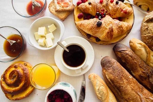 9. Tipik bir Fransız kahvaltısında baget ekmeği, tereyağı, reçel ve kahve bulunur. Kruvasan da sıklıkla tüketilir.
